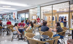 clientes tomando café no Boulevard Shopping Belém