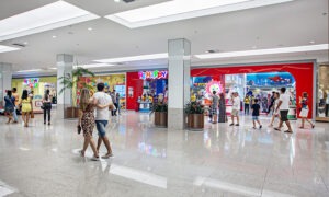 clientes fazendo compras no Shopping da Bahia
